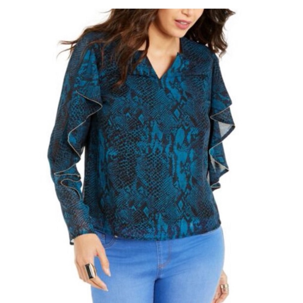 Really cute top with detailed arms